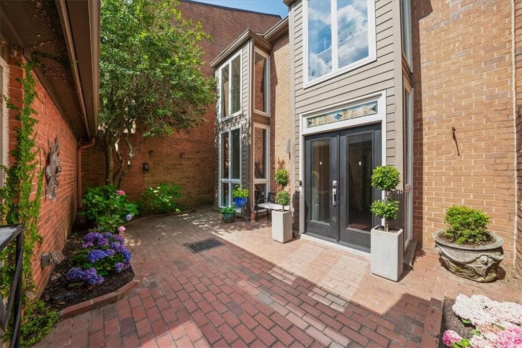 3 bedroom, 4 bathroom, 3,486 sq ft condominium sold at 3 Willow Glen, Atlanta, GA 30342