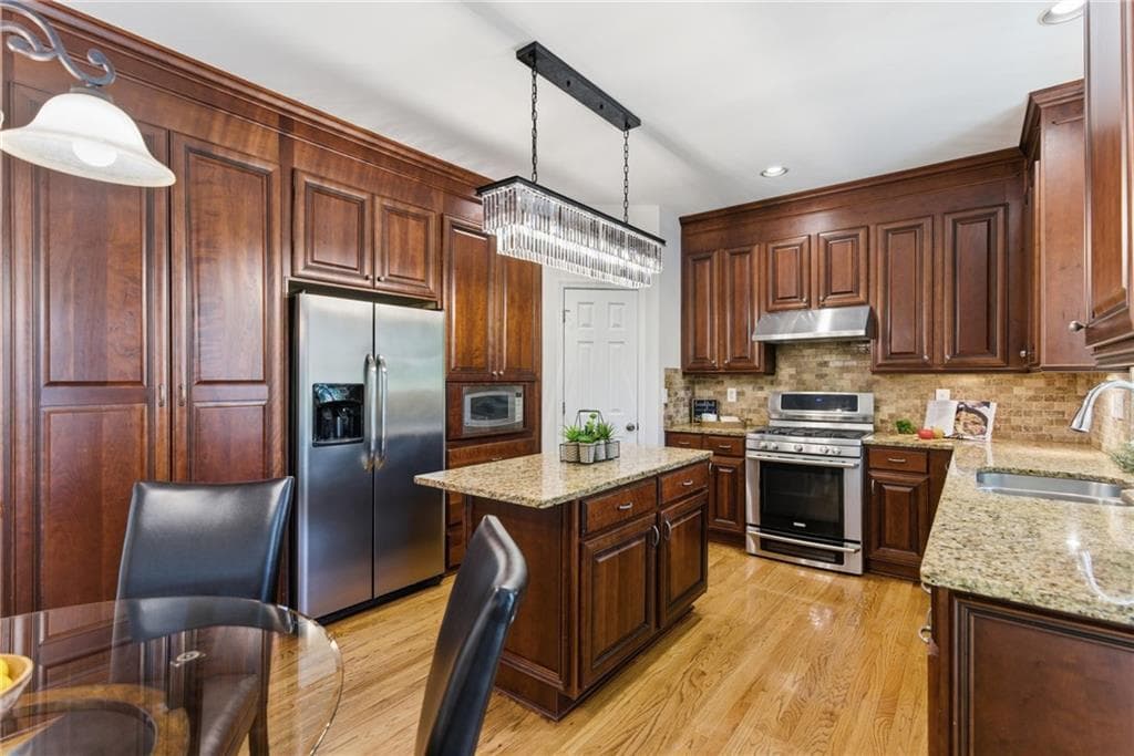 5 bedroom, 3 bathroom, 3,909 sq ft single family residence under contract at 8470 River Walk Landing, Johns Creek, GA 30024 — photo 5