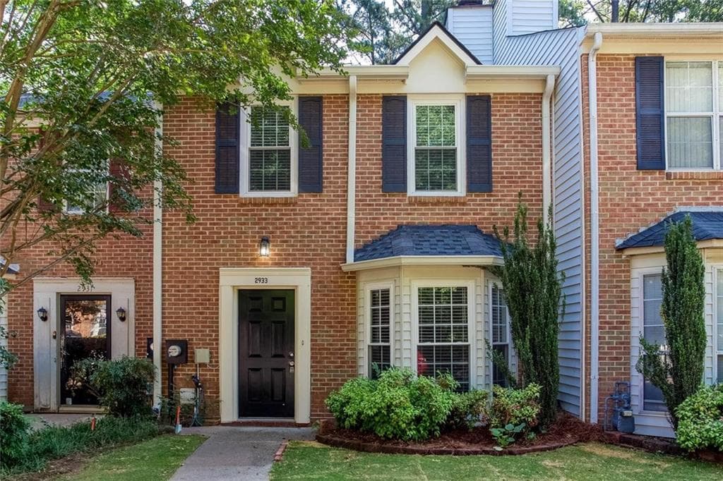 2 bedroom, 3 bathroom, 1,292 sq ft townhouse for sale at 2933 Lexington Trace Drive, Smyrna, GA 30080 — photo 1 of 30