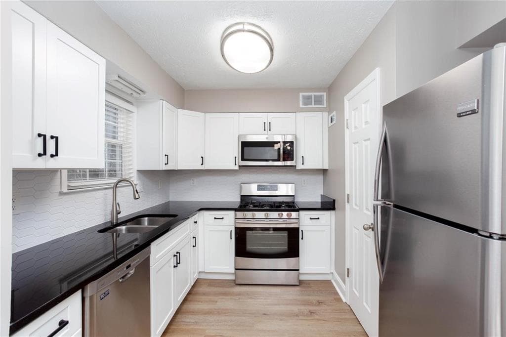 2 bedroom, 3 bathroom, 1,292 sq ft townhouse for sale at 2933 Lexington Trace Drive, Smyrna, GA 30080 — photo 8