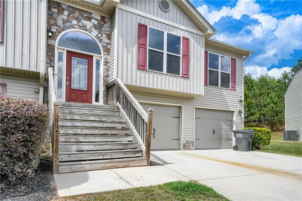4 bedroom, 3 bathroom, 2,733 sq ft single family residence under contract at 220 Betty Ann Lane, Covington, GA 30016 — photo 2