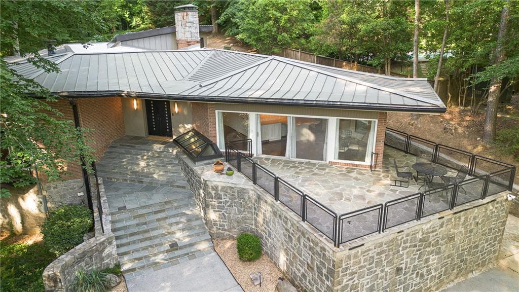 4 bedroom, 4 bathroom, 4,900 sq ft single family residence for sale at 770 Kings Way, Atlanta, GA 30327 — photo 2