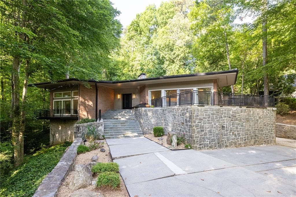 4 bedroom, 4 bathroom, 4,900 sq ft single family residence for sale at 770 Kings Way, Atlanta, GA 30327 — photo 3