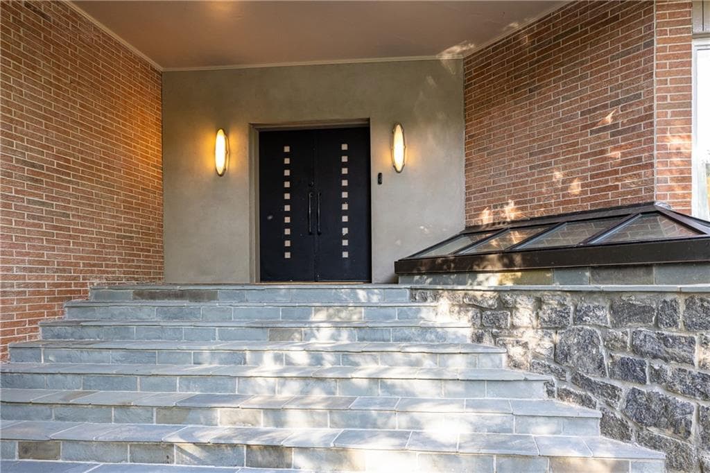4 bedroom, 4 bathroom, 4,900 sq ft single family residence for sale at 770 Kings Way, Atlanta, GA 30327 — photo 4