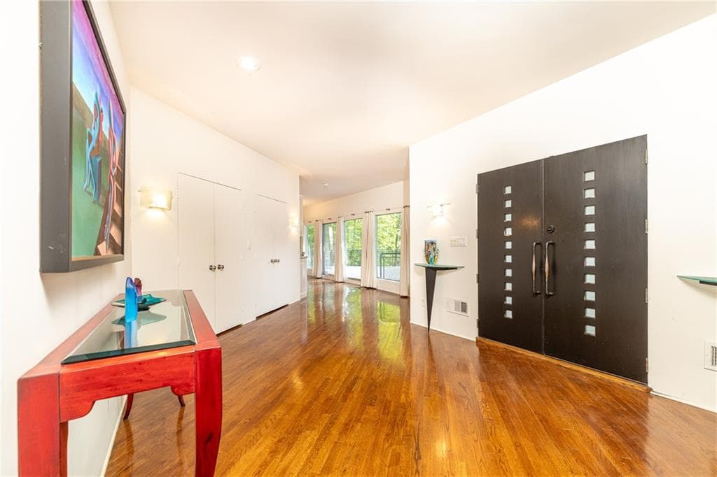 4 bedroom, 4 bathroom, 4,900 sq ft single family residence for sale at 770 Kings Way, Atlanta, GA 30327 — photo 6
