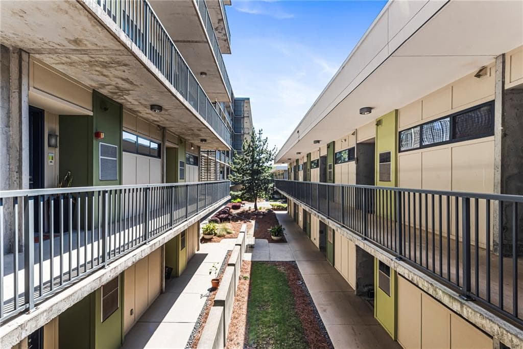 2 bedroom, 1 bathroom, 1,025 sq ft condominium for sale at 480 John Wesley Dobbs Avenue 422, Atlanta, GA 30312 — photo 2
