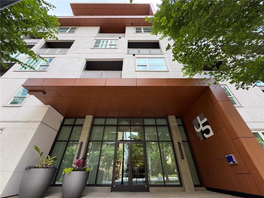 2 bedroom, 2 bathroom, 1,427 sq ft condominium for sale at 775 Juniper Street 207, Atlanta, GA 30308