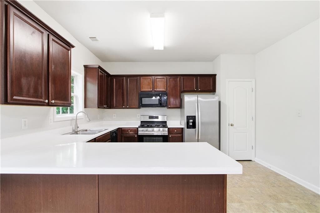 5 bedroom, 3 bathroom, 3,294 sq ft single family residence under contract at 3105 Anneewakee Falls Parkway, Douglasville, GA 30135 — photo 2
