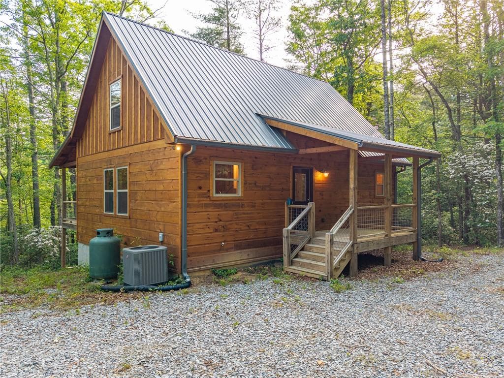 2 bedroom, 3 bathroom, 1,958 sq ft single family residence for sale at 5860 Old Bucktown Road, Ellijay, GA 30536 — photo 6