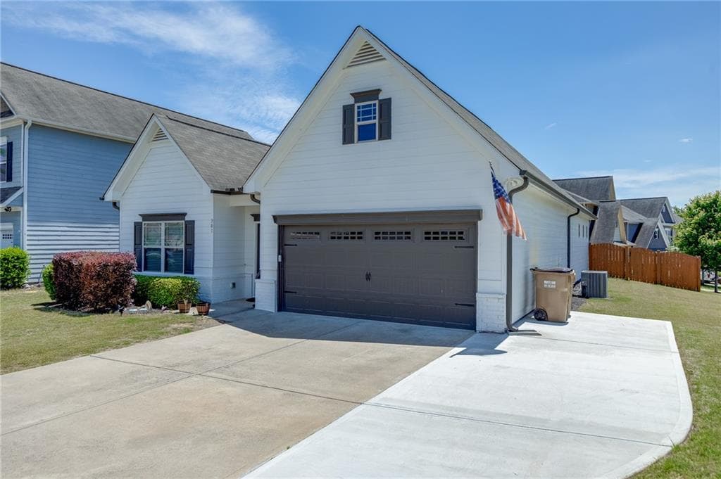 3 bedroom, 2 bathroom, 1,822 sq ft single family residence under contract at 381 Eagles Bluff Way, Hoschton, GA 30548 — photo 2