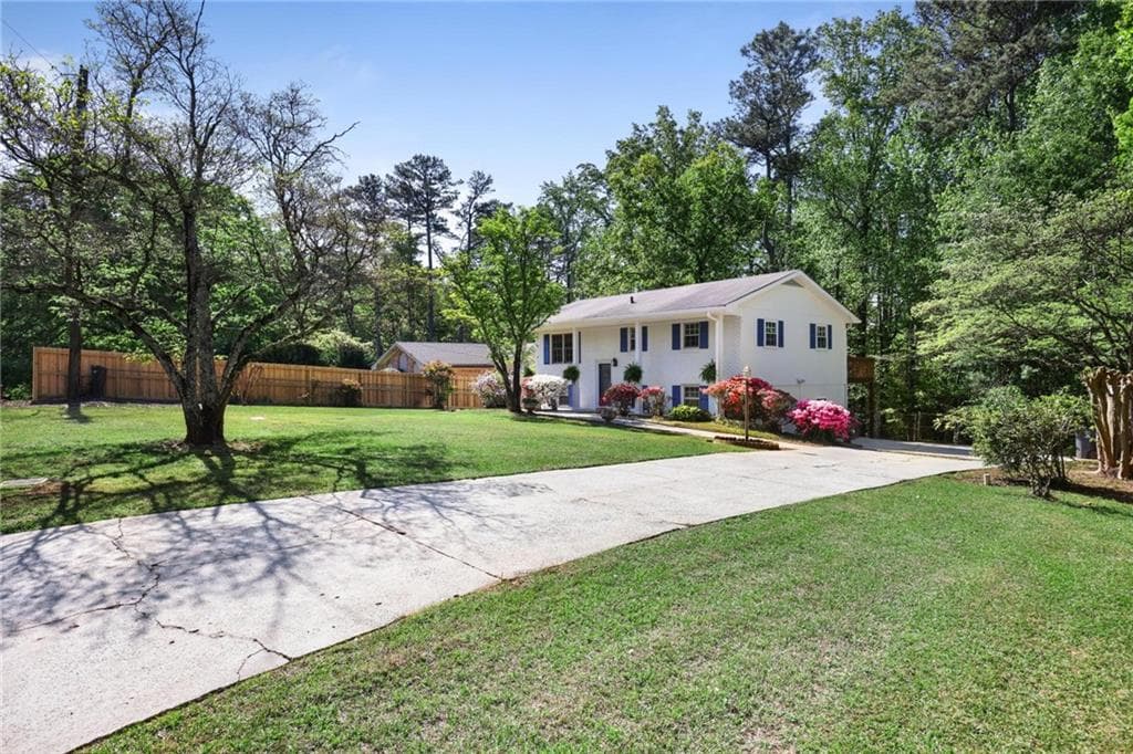 4 bedroom, 2 bathroom, 2,080 sq ft single family residence for sale at 1995 Calvary Hill Court, Marietta, GA 30008 — photo 3