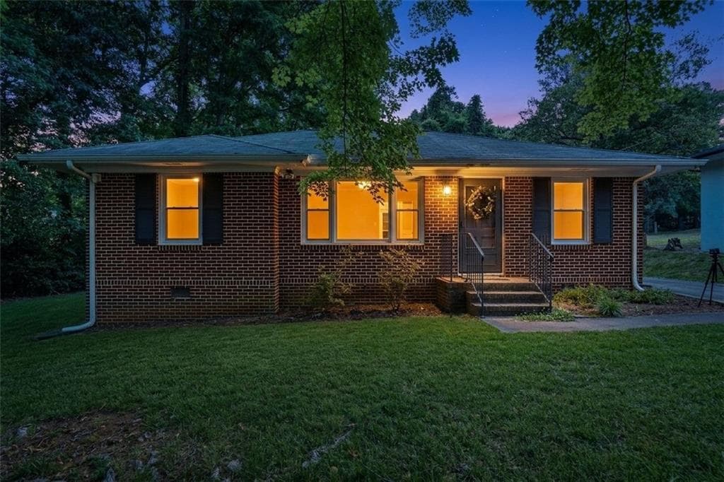 2 bedroom, 1 bathroom, 1,027 sq ft single family residence for sale at 243 S Myrtle Street, Winder, GA 30680 — photo 2