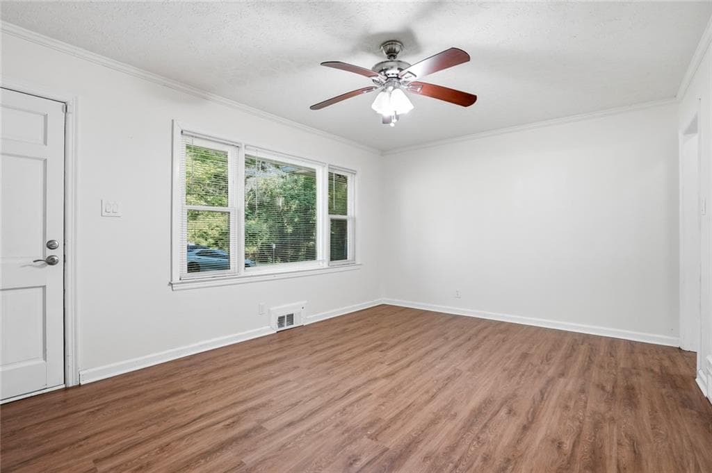 2 bedroom, 1 bathroom, 1,027 sq ft single family residence for sale at 243 S Myrtle Street, Winder, GA 30680 — photo 4