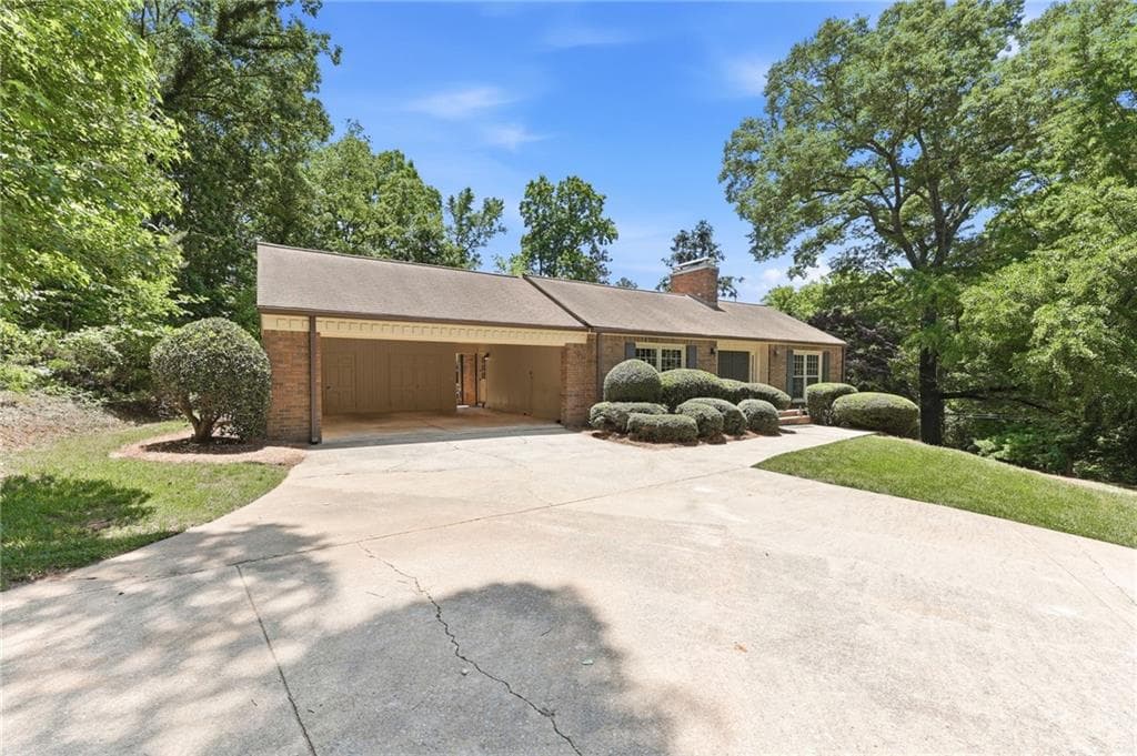 4 bedroom, 3 bathroom, 2,235 sq ft single family residence under contract at 257 Club Drive, Gainesville, GA 30506 — photo 5