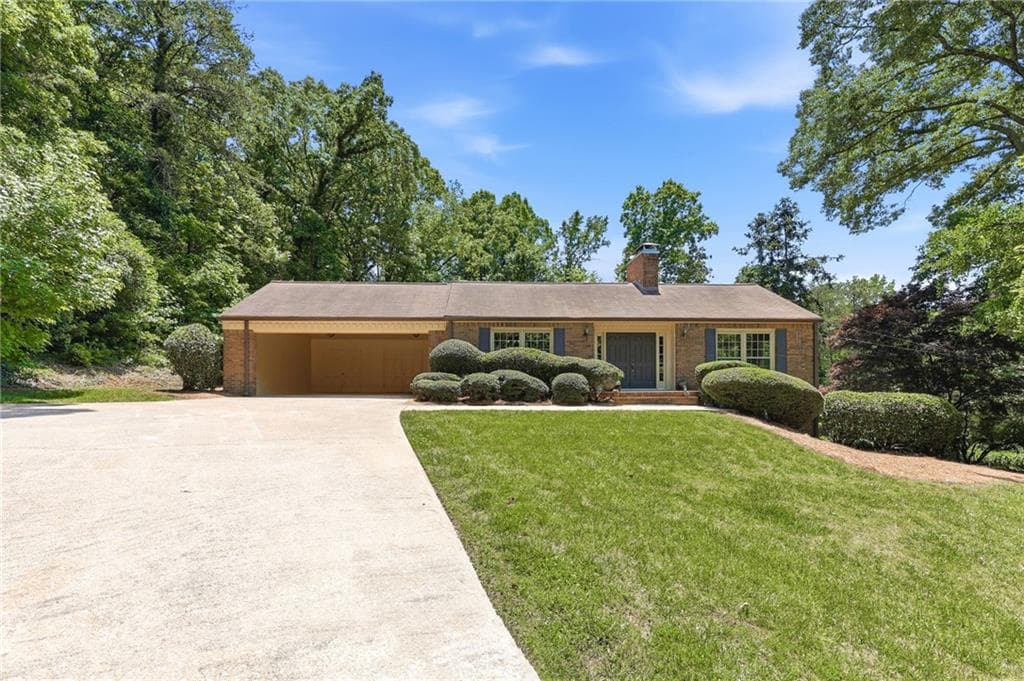 4 bedroom, 3 bathroom, 2,235 sq ft single family residence under contract at 257 Club Drive, Gainesville, GA 30506 — photo 4