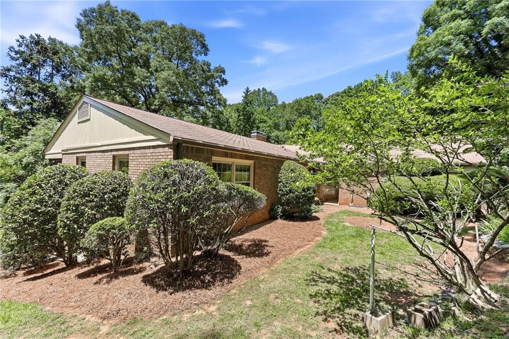 4 bedroom, 3 bathroom, 2,235 sq ft single family residence under contract at 257 Club Drive, Gainesville, GA 30506 — photo 7