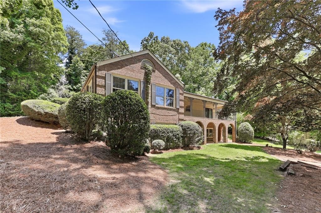 4 bedroom, 3 bathroom, 2,235 sq ft single family residence under contract at 257 Club Drive, Gainesville, GA 30506 — photo 3