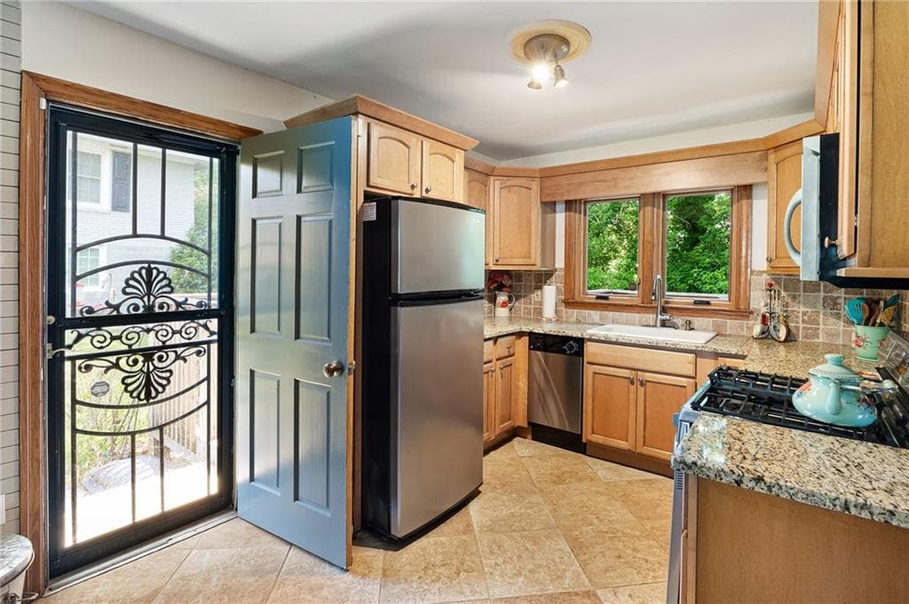 3 bedroom, 1 bathroom, 1,521 sq ft single family residence for sale at 3366 Woodview Drive, Smyrna, GA 30082 — photo 10