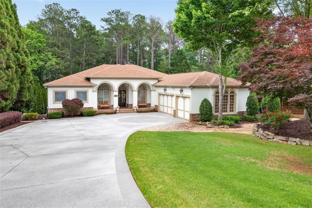 5 bedroom, 5 bathroom, 6,882 sq ft single family residence for sale at 6010 Robbs Drive, Cumming, GA 30041 — photo 2