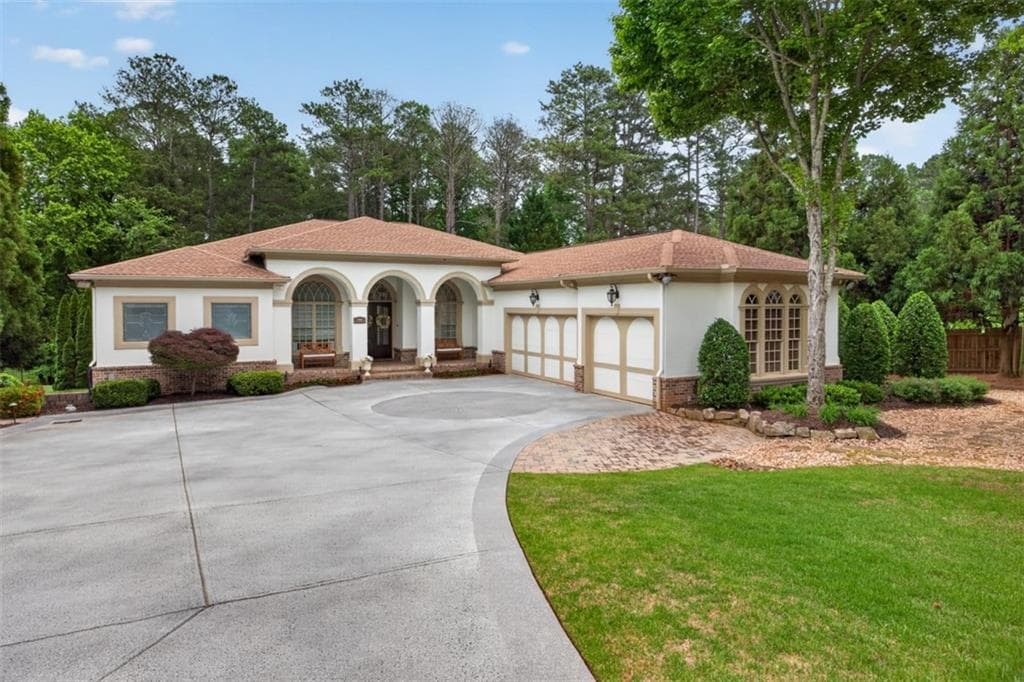 5 bedroom, 5 bathroom, 6,882 sq ft single family residence for sale at 6010 Robbs Drive, Cumming, GA 30041 — photo 3