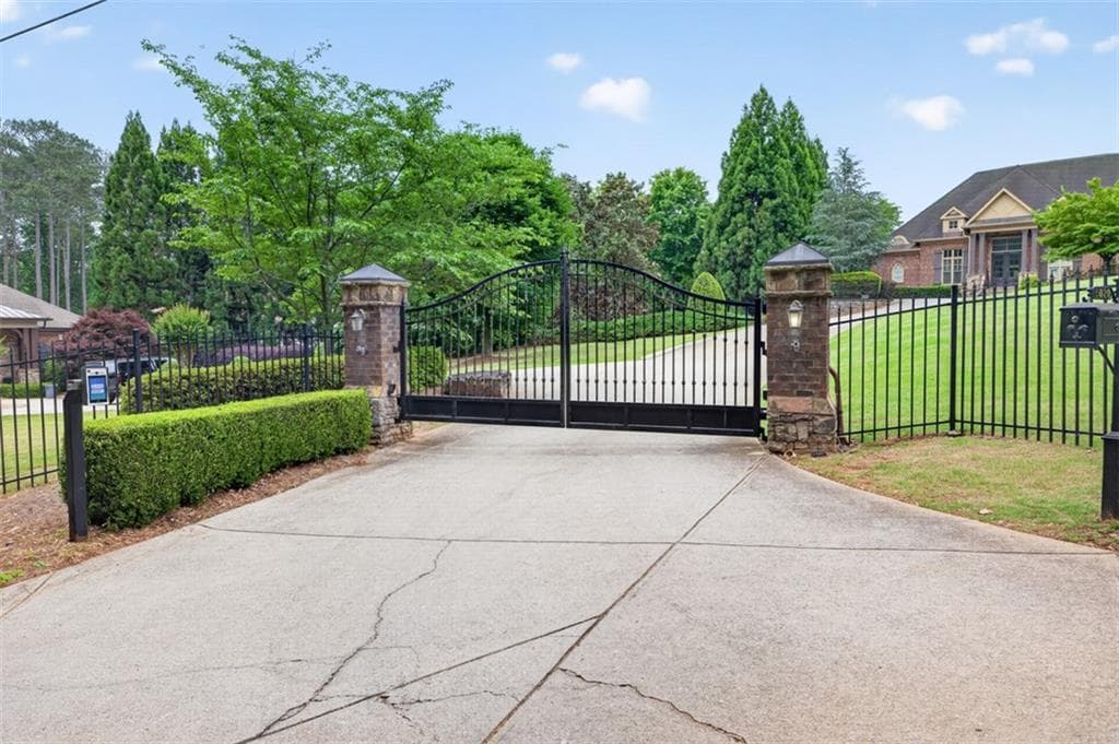 5 bedroom, 5 bathroom, 6,882 sq ft single family residence for sale at 6010 Robbs Drive, Cumming, GA 30041 — photo 5