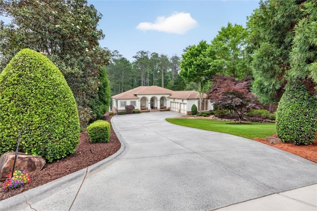 5 bedroom, 5 bathroom, 6,882 sq ft single family residence for sale at 6010 Robbs Drive, Cumming, GA 30041 — photo 6