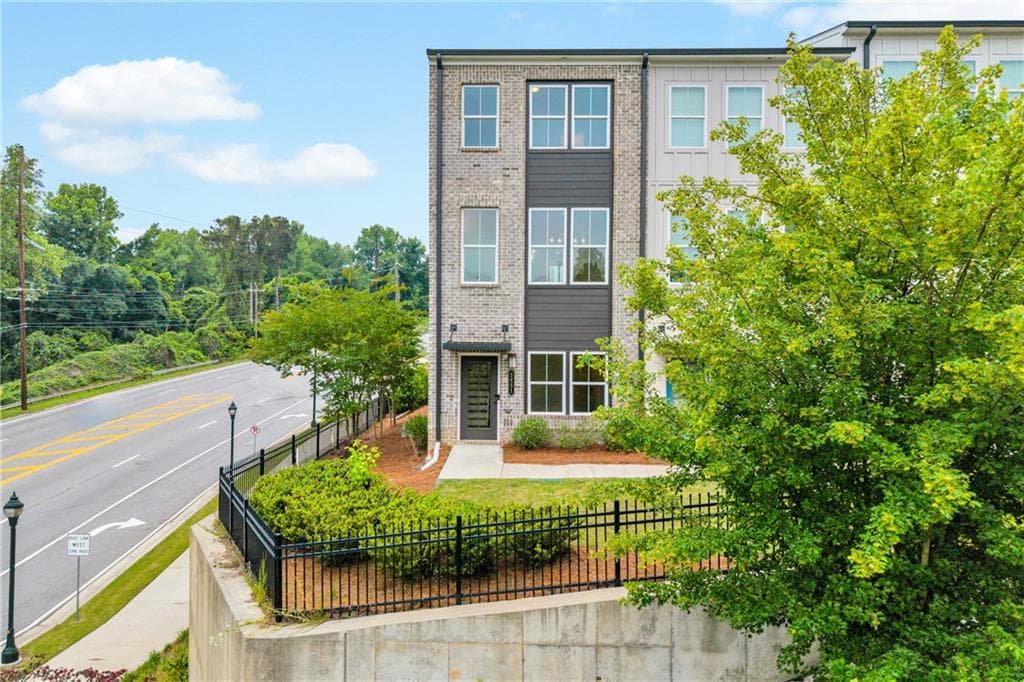 2 bedroom, 4 bathroom, 1,280 sq ft townhouse for sale at 2651 Stream Terrace, Atlanta, GA 30318 — photo 1 of 64