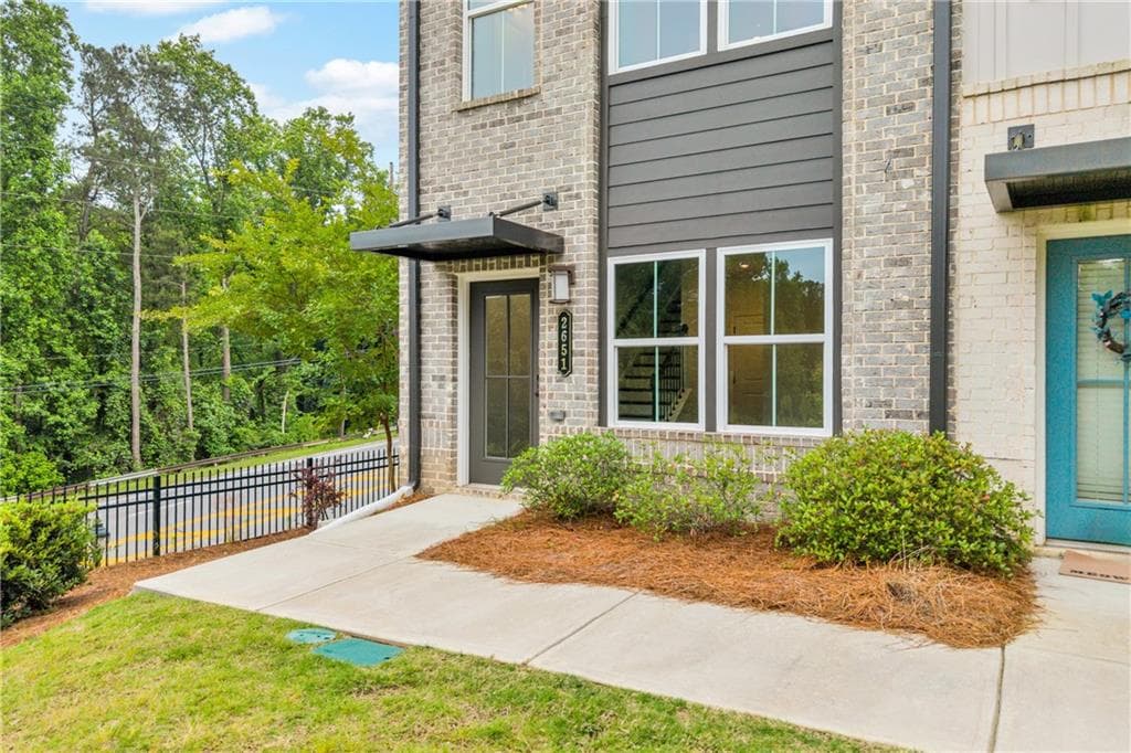 2 bedroom, 4 bathroom, 1,280 sq ft townhouse for sale at 2651 Stream Terrace, Atlanta, GA 30318 — photo 2