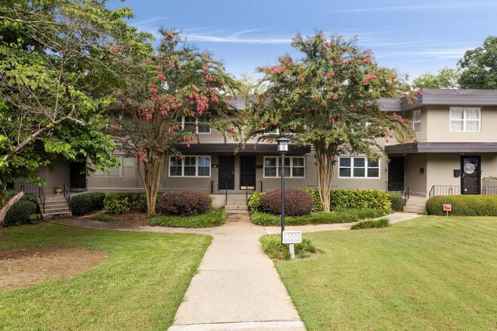 2 bedroom, 2 bathroom, 1,102 sq ft condominium for sale at 4060 Haverhill Drive D, Atlanta, GA 30342 — photo 1 of 28