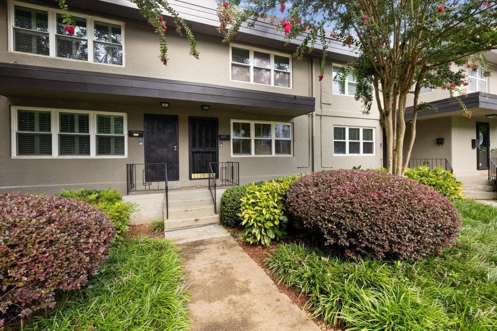 2 bedroom, 2 bathroom, 1,102 sq ft condominium for sale at 4060 Haverhill Drive D, Atlanta, GA 30342 — photo 2