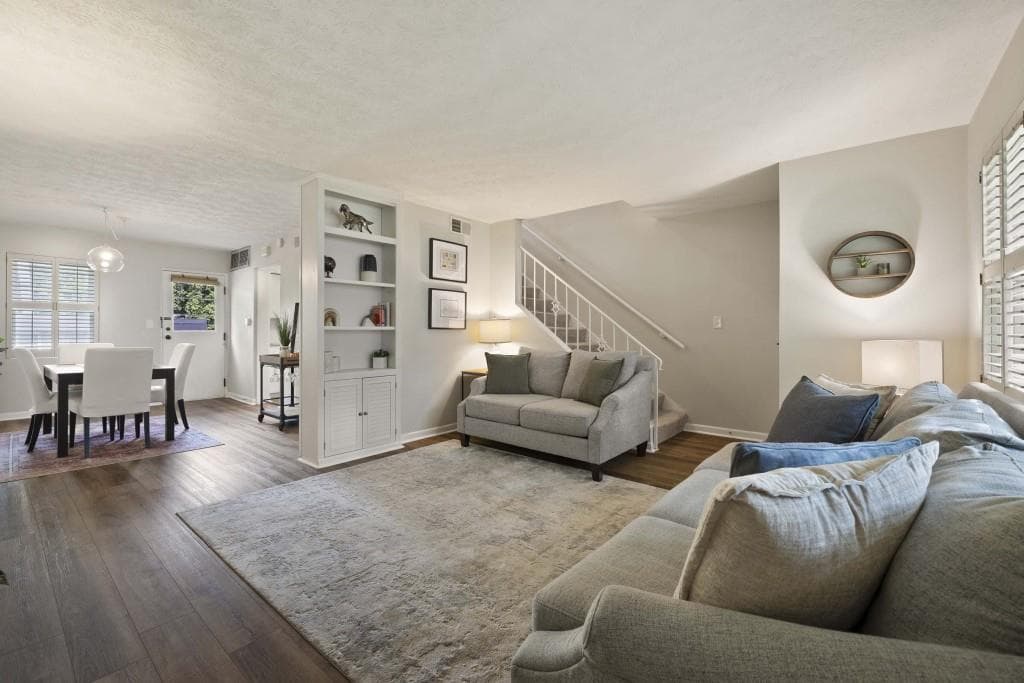 2 bedroom, 2 bathroom, 1,102 sq ft condominium for sale at 4060 Haverhill Drive D, Atlanta, GA 30342 — photo 4