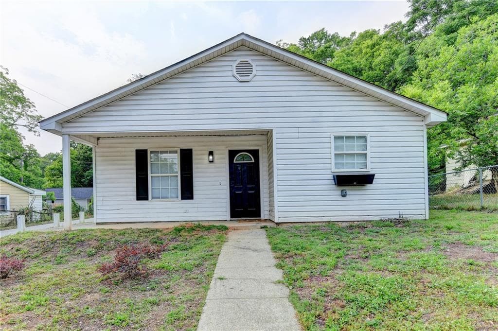 4 bedroom, 2 bathroom, 1,452 sq ft single family residence for sale at 801 Davis Street, Monroe, GA 30655 — photo 2