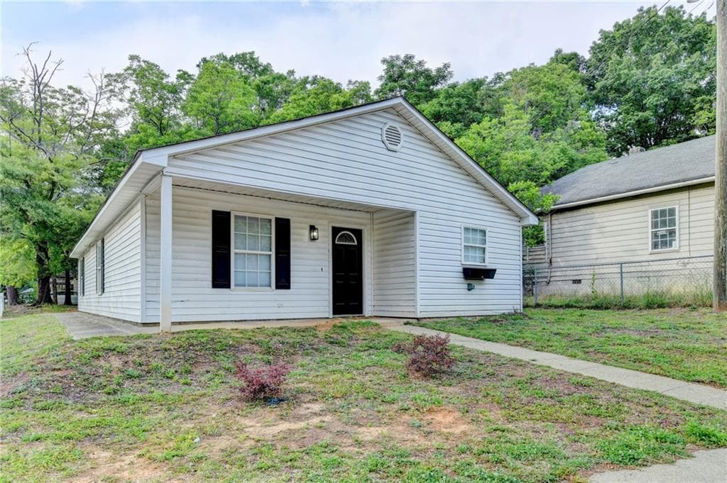 4 bedroom, 2 bathroom, 1,452 sq ft single family residence for sale at 801 Davis Street, Monroe, GA 30655 — photo 3