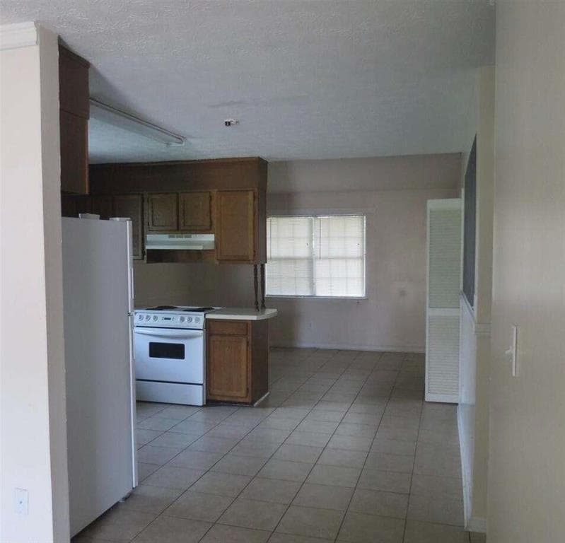 2 bedroom, 2 bathroom, 1,116 sq ft townhouse for sale at 1755 Fox Chase Court, Conyers, GA 30013 — photo 2