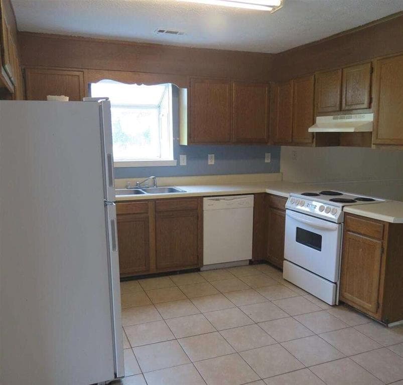 2 bedroom, 2 bathroom, 1,116 sq ft townhouse for sale at 1755 Fox Chase Court, Conyers, GA 30013 — photo 3