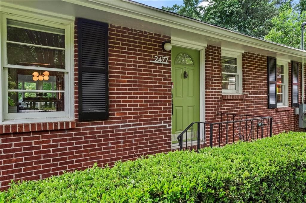 2 bedroom, 2 bathroom, 1,303 sq ft single family residence for sale at 2477 Hunting Valley Drive, Decatur, GA 30033 — photo 2