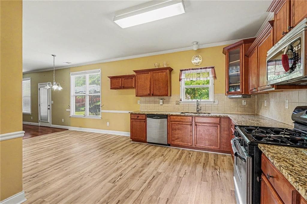 4 bedroom, 3 bathroom, 3,017 sq ft single family residence for sale at 1420 Rose Terrace Circle, Loganville, GA 30052 — photo 2