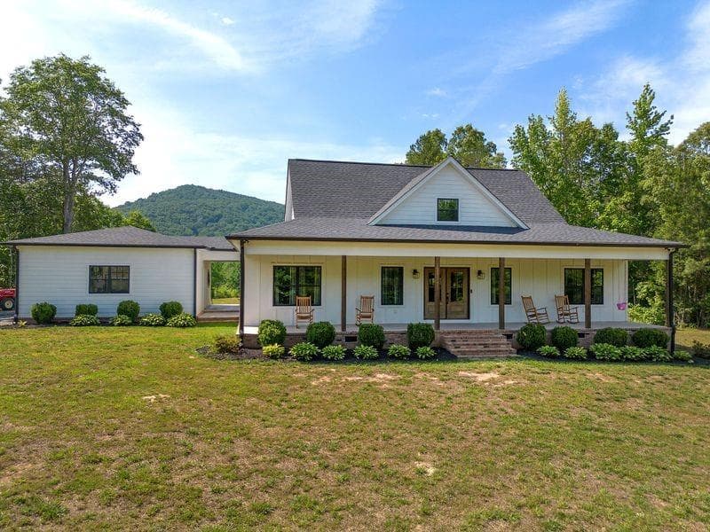 3 bedroom, 3 bathroom, 1,703 sq ft single family residence under contract at 1084 Shahan Lane, La Fayette, GA 30728