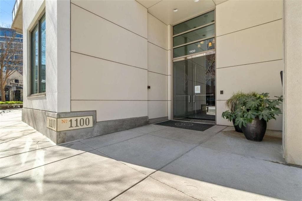 2 bedroom, 2 bathroom, 1,218 sq ft condominium for sale at 1100 Howell Mill Road 613, Atlanta, GA 30318 — photo 1 of 51