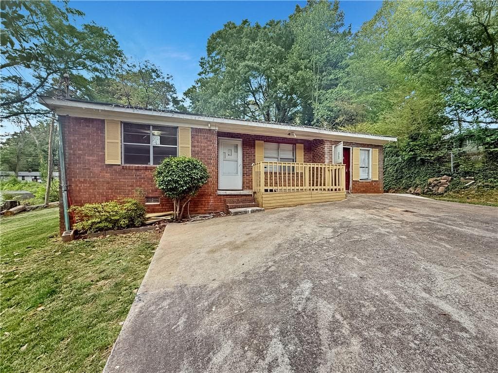 4 bedroom, 2 bathroom, 1,671 sq ft single family residence for sale at 2228 Lee Street, Gainesville, GA 30504 — photo 2