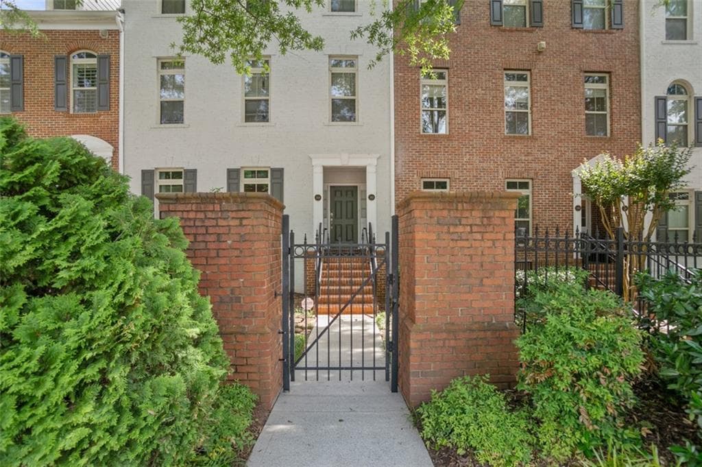 2 bedroom, 2 bathroom, 1,160 sq ft townhouse for sale at 244 Le Gran Bend 63, Atlanta, GA 30328 — photo 2