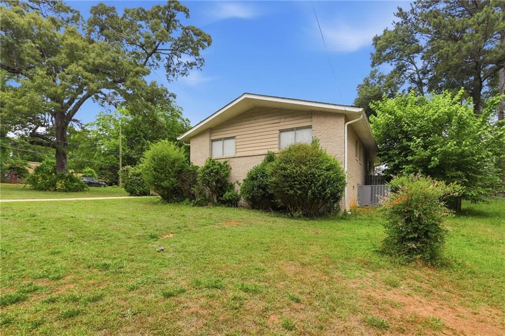 3 bedroom, 2 bathroom, 1,409 sq ft single family residence for sale at 3840 Emerald North Drive, Decatur, GA 30035 — photo 2