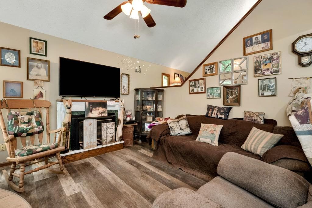 3 bedroom, 2 bathroom, 1,276 sq ft townhouse for sale at 390 Alpenrosen Strasse, Helen, GA 30545 — photo 6