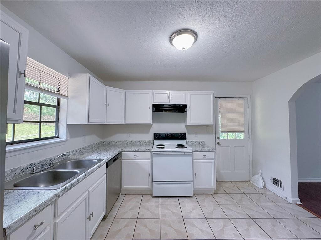 3 bedroom, 2 bathroom, 1,534 sq ft single family residence for sale at 6634 Collier Way, Riverdale, GA 30296 — photo 4