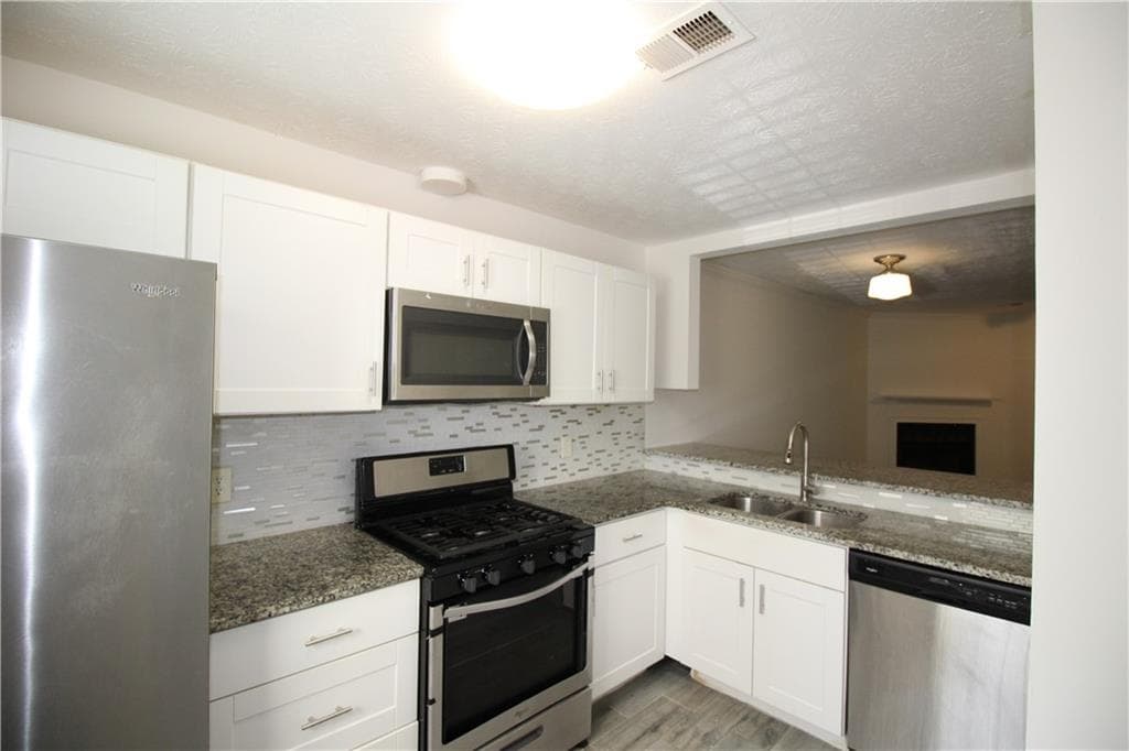 2 bedroom, 3 bathroom, 1,152 sq ft townhouse for sale at 4031 Bayside Circle, Atlanta, GA 30340 — photo 4