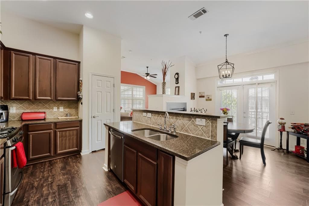 2 bedroom, 2 bathroom, 1,278 sq ft condominium for sale at 4805 W Village Way 3410, Smyrna, GA 30080 — photo 4