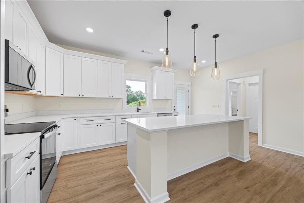 3 bedroom, 2 bathroom, 1,479 sq ft single family residence for sale at 711 Racetrack Road, Toccoa, GA 30577 — photo 4