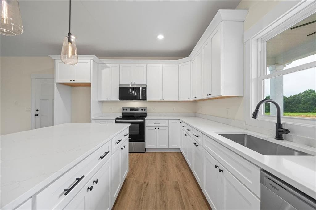 3 bedroom, 2 bathroom, 1,479 sq ft single family residence for sale at 711 Racetrack Road, Toccoa, GA 30577 — photo 5