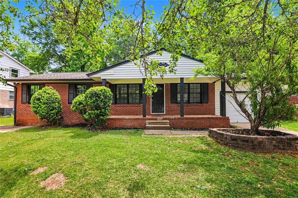 5 bedroom, 3 bathroom, 1,916 sq ft single family residence under contract at 10646 Eagle Drive, Jonesboro, GA 30238