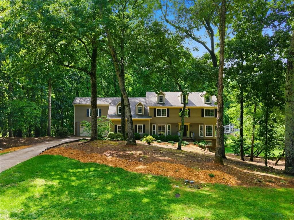5 bedroom, 4 bathroom, 5,400 sq ft single family residence for sale at 255 Waverly Hall Drive, Roswell, GA 30075 — photo 5